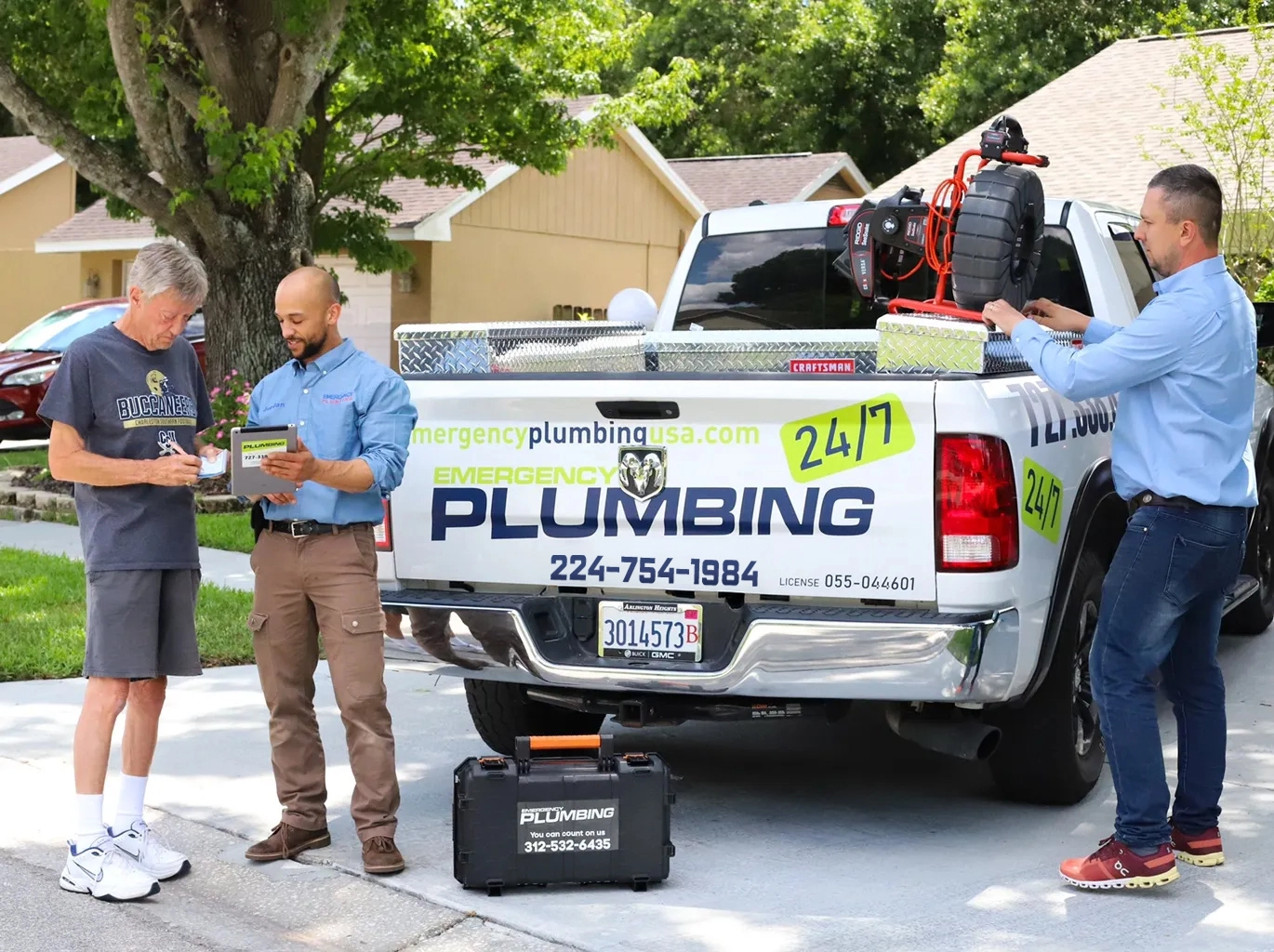 experts plumbing meet with customer